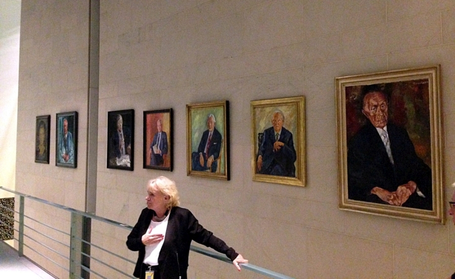 Kanzlergalerie im bundeskanzleramt: reihe von 7 portraits aller alt-kanzler